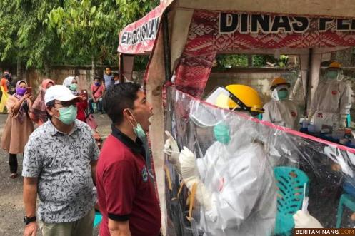 Walikota Sawahlunto Deri Asta di dampingi Kadis Kesehatan Dalduk Yasril saat melakukan swab test beberapa pekan silam. Foto: ist