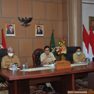 Gubernur Irwan Prayitno saat webinar didampingi Kepala Dinas Pariwisata Sumbar, Novrial dan Kepala Biro Humas Setda Sumbar, Hefdi. Foto: Humas Sumbar