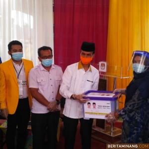 Bacalon Wakil Bupati Solsel. H. Yulian Efi pasangan dari Bacalon H. Khairunas saat penyerahan berkas pencalonan pada Ketua KPU Solsel,  Nila Puspita, Sabtu (5/9/2020). Afrizal. A
