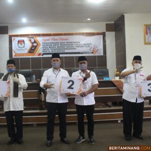 Ketigas Paslon Bupati dan Wakil Bupati Solok memperlihatkan nomor urut dalam Pleno KPU Kabupaten Solok.
