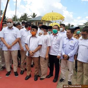 Pasangan Arrival Boy-Mendro Suarman saat mendaftar ke KPU Sijunjung. Ist