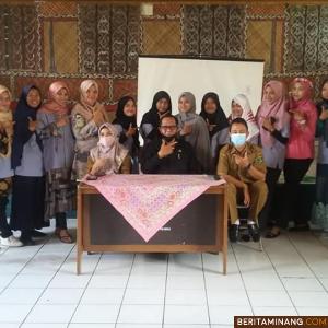Kepala UPTD BLK Padang Panjang Disnakertrans Sumbar, Suryadi Boy (duduk tengah) foto bersama usai penutupan pelatihan. Foto: BLK Padang Panjang