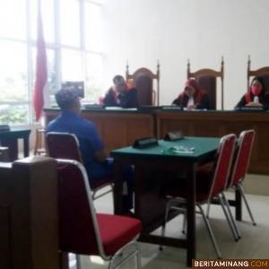 Majelis Hakim PN Padang dipimpin Ade Zulfina Sari tengah membacakan putusan yang memvonis tiga bulan penjara Arrival Boy di PN Padang, Selasa (8/9/2020) ist/jurnalsumbar