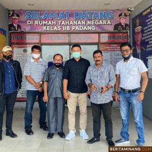 Suasana pertemuan antara APSI dengan Pengacara Eko dan Efendi di Lapas Kelas IIB Padang. Foto: Humas APSI