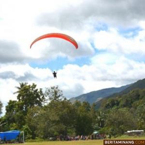 Seorang atlet Paralayang (Paragliding) saat akan mendarat dalam Virtual Paragliding Festival di Puncak Macau Duo Malalo yang digelar FASI Sumbar. Foto: Suhanews.co.idd