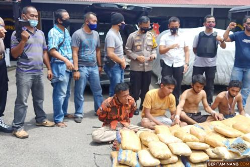 Tersangka dengan Barang bukti 100 Kg Ganja