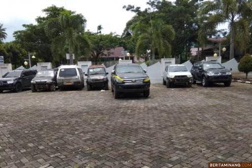 Terlihat mobil Ford Ranger yang onderdilnya raib saat diparkir dihalaman kantor bupati setempat sudah dipasang garis polisi, dan kasusnya tengah dilakukan penyelidikan oleh pihak Polres Solsel. Foto: Afrizal. A