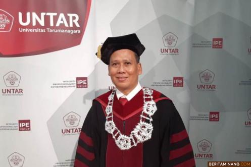 Prof Dr Ahmad Sudiro SH, MH, MM, M.Kn usai dikukuhkan sebagai Profesor atau Guru Besar Ilmu Hukum pertama di Universitas Tarumanagara (Untar), Jakarta. Foto: Ist
