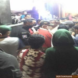 Suasana pesta pernikahan yang di tertibkan Satpol PP Payakumbuh.