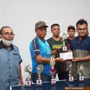 Ditektur PDAM TSS,  Ridwan didampingi Ketua Pengcab. PTMSI Solsel,  Rapilus (dua dari kiri),  Ketua Pelaksana Turnamen Tenis Meja,  Rismon Zulfanus menyerahkan piala dan uang tunai pada juara 1, Irvan usai gran final,  Rabu (21/10/2020). Afrizal. A