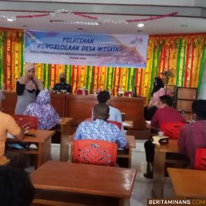 Ketua Pokdarwis Kubu Gadang Padang Panjang, Yuliza Zein dengan moderator Yolni Hendra (SekdisParbud Solsek)  saat memaparkan materi pelatihan Desa Wisata di Wisma Umi Kalsum,  Rabu (21/10/2020). Foto: Afrizal. A