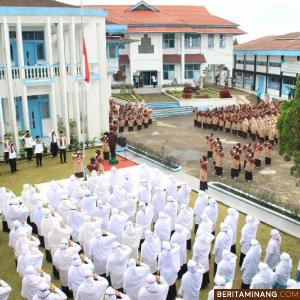 Wakil Walikota Padang Panjang Drs. Asrul menjadi pembina upacara dalam peringatan Hari Santri ke VI Tahun 2020 di Halaman Perguruan Diniyyah Puteri Kota Padang Panjang.