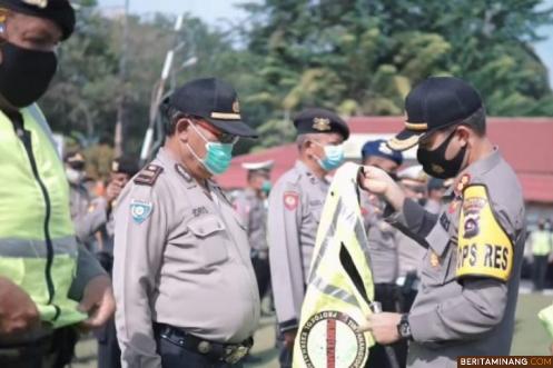 Kapolresta Padang AKBP Imran Amir, S.Ik saat pasangkan rompi kepada satuan khusus Tim Panangkok pelanggaran Prokes Covid-19 di Kota Padang. Foto: Humas Polda Sumbar