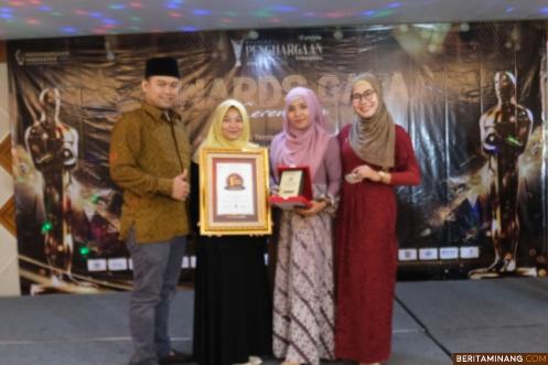 Laili Purnama selaku Founder PT Karya Laili Mendunia memperlihatkn Gala Award yang diterima di Santika Hotel, Surabaya hari Jumat lalu (09/10/2020). Ist.