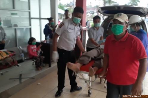 Korban Indra Malin, 47 tahun saat dilarikan ke IGD RSUD Sungai Dareh. Foto: Eko P
