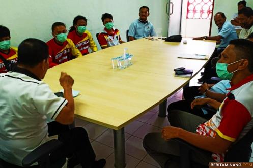 Ketum KONI Sumbar Syaiful (membelakangi lensa) saat memberikan motivasi di Kantor KONI Sumbar guna melepas atlet Gantole ke Kejurnas di Bandung. Foto: Humas KONI Sumbar