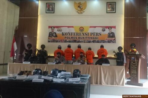 Tersangka dan Barang bukti kasus pengeroyokan anggota TNI Kodim 0304/Agam diperlihatkan Kapolres Bukittinggi AKB Dody Prawiranegara,S.I.K., M.H. kepada wartawan dalam keterangan pers. Foto: Yusrizal