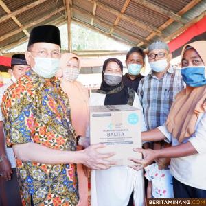 Anggota Komisi IX DPR RI Drs. H. Darul Siska memberikan penghargaan kepada kader KB di Sumbar. Ist