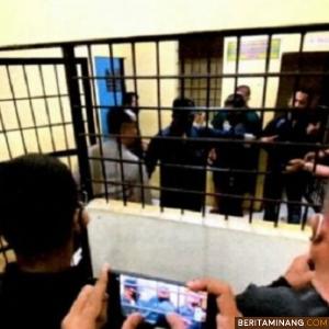 Para tersangka pengendara Moge saat dimasukkan ke sel tahanan Polres Bukittinggi. Foto: langgam.id