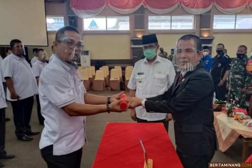 Ketua Umum KONI Sumbar Syaiful SH MHum serahkan SK Pengurus KONI Kabupaten Solok kepada Ketum KONI Rudi Cader disaksikan Bupati Solok H. Gusmal, SE, MM. Foto: Humas KONI Sumbar