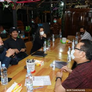 Pjs. Bupati Solsel Jasman Rizal, didampingi Kadis Pariwisata Harri Trisna, Camat Sungai Pagu,  Rolly Almary wali nagari Koto Baru dan Pasar Muara Labuh saat berdialog dengan Yori Antar dan Jay Subyankno disalah satu cafe di Muara Labuh. Afrizal. A