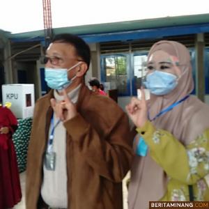 Bupati Pesisir Selatan, Hendrajoni dan istri usai mencoblos di TPS 2 Painan Timur. Foto: Humas Pessel