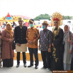 Model menggunakan kreasi Baju Sulaman Banang Emas Air Bangis saat tampil di Fashion Show di Festival Ekoraf.
