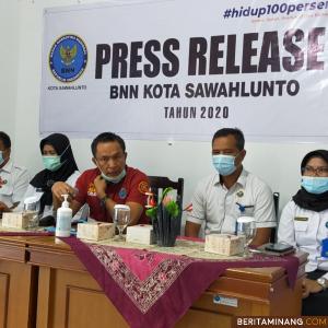 Ka BNN Kota Sawahlunto Erlis didampingi para Kasi dan Kasubag dalam acara press Realeas kemarin Selasa 29/12/20 .foto : Iyos