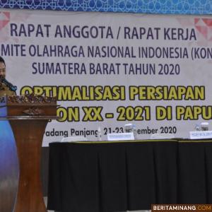 Wakil Walikota Padang Panjang, Drs. Asrul saat sedang berbicara di acara Komite Olahraga Nasional Indonesia (KONI) Provinsi Sumatera Barat dalam Rapat Kerja Tahunan yang digelar di Auditorium Mifan Waterpark, Kota Padang Panjang, Senin (21/12). Foto: Kominfo Padang Panjang