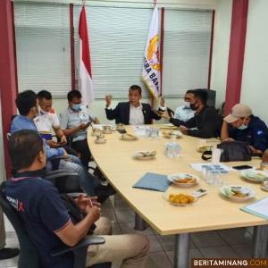 Ketum KONI Sumbar Syaiful, SH, MHum saat jumpa pers dengan wartawan sehubungan dengan rencana Rakerda. Foto: Humas KONI Sumbar