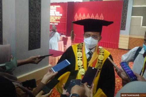 Rektor UNP Prof. Ganefri, Ph.D saat diwawancarai wartawan. Foto: Rokcalva