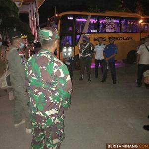 Tim Terpadu AKB Pessel, saat bubarkan kerumunan. Foto: Humas Pessel