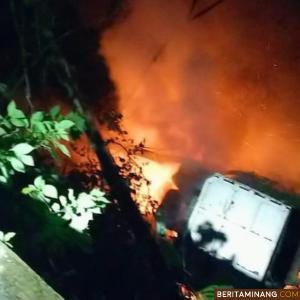 Dump Truk Hino yang terbakar setelah Masuk Jurang di kawasan Kelok 9 Limapuluh Kota. Foto: IG:@sudutlimapulukota