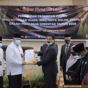 Ketua KPU Kota Solok serahkan surat penetapan Paslon wako dan wawako terpilih H. Zul Elfian, SH, M.Si - Dr. Ramadhani Kirana Putra. Foto: Siska
