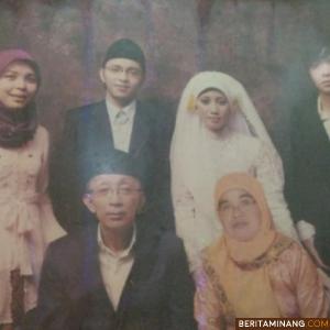 Foto keluarga korban SJY 182. (istimewa/harianhaluan.com)