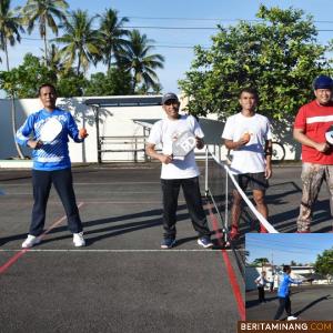 Walikota Pariaman, Genius Umar, setelah dirinya bermain Pickleball di halaman rumah dinas walikota pariaman, Keluruhan Kampung Jawa II, Kecamatan Pariaman Tengah, Minggu pagi (24/1/2021). Foto: Pariamankota.go.id