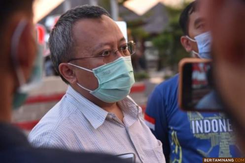 Deputi Ekonomi Digital dan Produk Kreatif Kemenparekraf RI) Muhammad Neil El Himam, berbincang dengan wartawan, dalam kunjungan ke beberapa destinasi wisata Kota Pariaman, Minggi (14/2/2021).