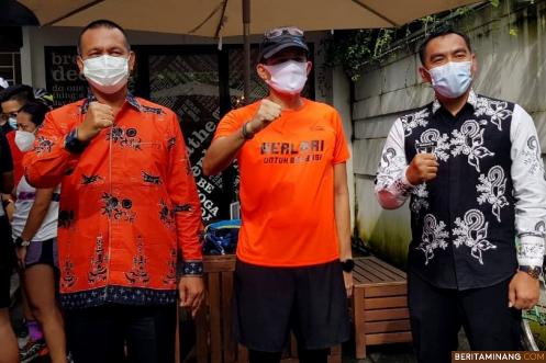Walikota Pariaman, Genius Umar (kiri), didampingi Kadis Pariwisata, Dwi Marhen Yono (kanan), foto bersama saat silahturahmi dengan Menteri Pariwisata dan Ekonomi Kreatif, Sandiaga Uno (tengah), di Nur Corner Resto, Jakarta Selatan, Selasa pagi (2/2/2021).