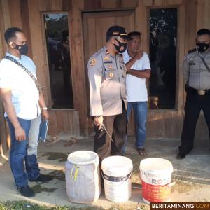 Kapolsek Pulau Punjung, Iptu Syafrinaldi SH, memimpin operasi penertiban pedagang tuak di Nagari Sungai Kambut, Senin (15/2/2021).