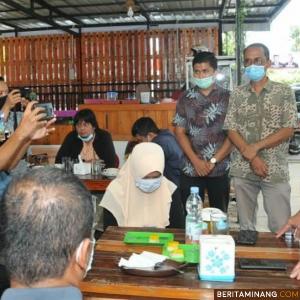 Wagub Sumbar Nasrul Abit, saat temu ramah dengan wartawan Rumah Bagonjong dalam rangka pamit, di sebuah cafe kawasan GOR Agus Salim Padang. Foto: Humas Sumbar