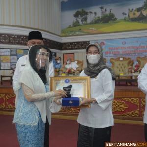 Sekdako Sawahlunto mewakili Wako saat menerima apreasiasi ASITA Award 2021 di Padang. Foto: Hms
