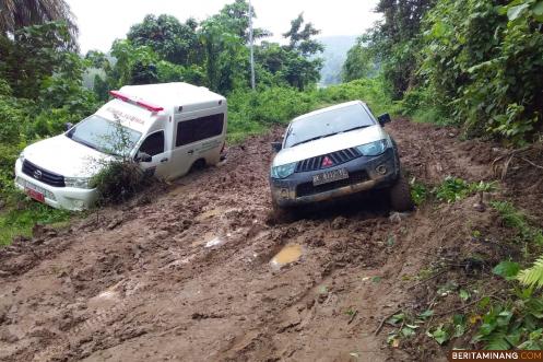 Kondisi lalu lintas jalan di Lubuk Ulang Aling Tengah yang harus dilalui pihak Puskesmas, pemerintahan nagari dan masyarakat jika ke Pusat Pemerintahan Solsel di Padang Aro. Ist.