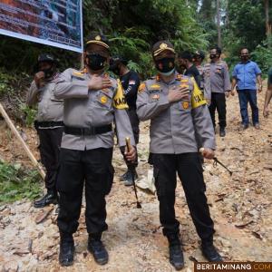 Kapolres Sijunjung Sumatera Barat AKBP Andry Kurniawan,Sik, M.Hum, dan Kapolres Kuantan Singingi Riau AKBP Henki Purwanto SIK MM, mengunjungi hutan lindung di perbatasan Sumbar-Riau, Selasa (9/3/2021).