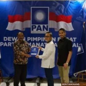 Ketua DPP PAN Pusat, Zulkifli Hasan (dua kanan) saat menyerahkan SK. Pengurus DPD PAN Solsel pada H. Erwin Ali di Jakarta Jumat, (5/3/2021). Ist.