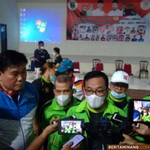 Kadispora Sumbar Bustavidia saat diwawancarai wartawan didampingi Ketum KONI Sumbar Syaiful dan Ketua Pelatprov Togi P Tobing. Foto: Rokcalva