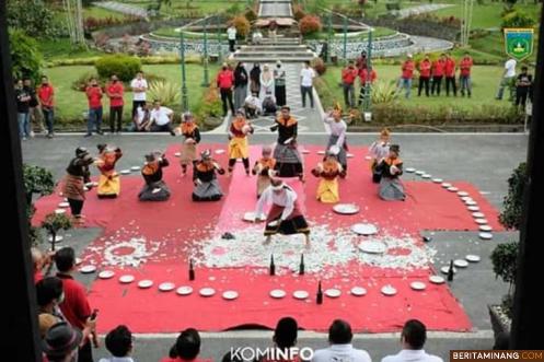 Pertunjukan tari piring di Pusat Dokumentasi dan Informasi Kebudayaan Minangkabau (PDIKM) Kota Padang Panjang.
