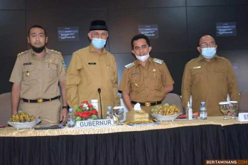 Gubernur Sumbar Mahyeldi dan Wakil Gubernur Sumbar Audy Joinaldy foto bersama Wakil Bupati Pesisir Selatan Rudi Hariansyah saat Rakor. Foto: Humas Sumbar