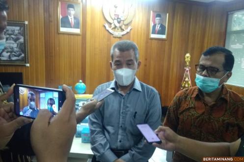 Ketum KONI Sumbar Syaiful, SH, MHum, saat diwawancarai wartawan didampingi Sekum KONI Sumbar Irnaldi Samin. Foto: Rokcalva
