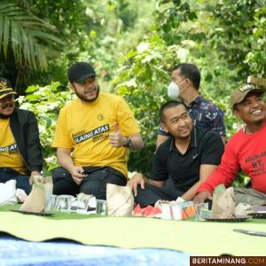 Wakil Gubernur Sumbar, Audy Joinaldy, didampingi Walikota Padang Panjang, H. Fadly Amran, bersama dengan Wakil Walikota, Drs. Asrul saat bersama warga.