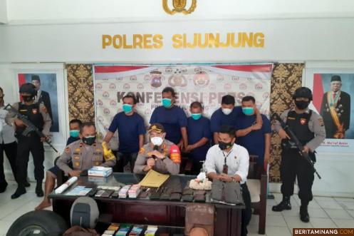 Kapolres Sijunjung, AKBP Andry Kurniawan, S.I,K., M.Hum., didampingi Wakapolres Sijunjung, Andi Sentosa, S.H., Kasat Reskrim Polres Sijunjung, AKP Abdul Kadir Djailani, S.I.K., dan Paur Humas Polres Sijunjung, AKP Nasrul saat jumpa pers. Foto: Eko P